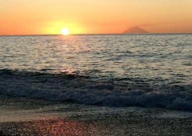 046-tramonto-con-lo-Stromboli
