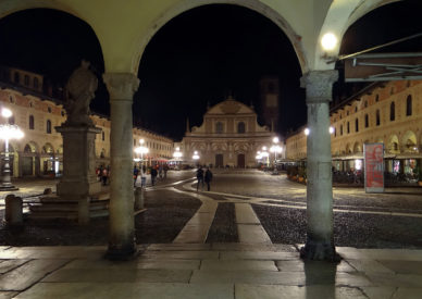 07-Vigevano-piazza-Ducale-di-sera